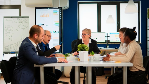 Biuro konsultingowe, rozmowa liderów